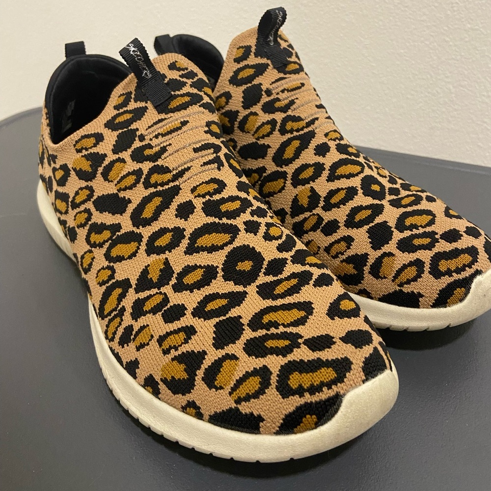 Skechers Leopard print slip on tennis shoes size 9